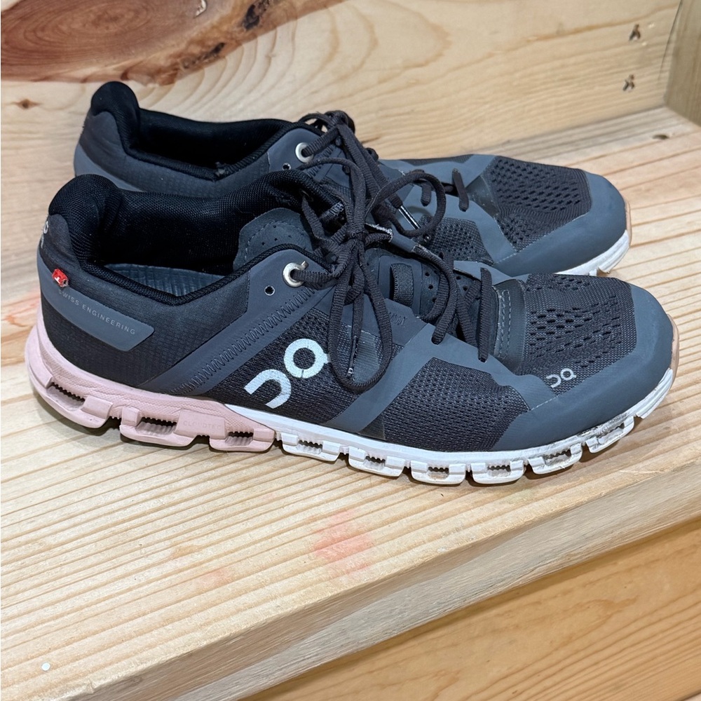 On Cloud Running Women's Cloudflow Rock/Rose colorway Size 7.5